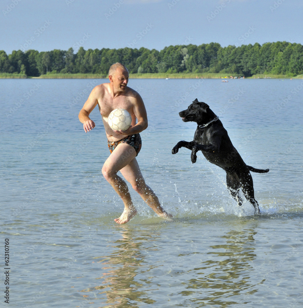 Zabawa Labradora ze swoim opiekunem Zabawa Labradora ze swoim opiekunem