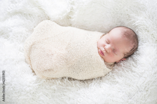 Newborn Baby gepuckt seitlich liegend photo