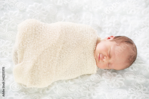 Tableau sur toile Newborn Baby gepuckt seitlich liegend
