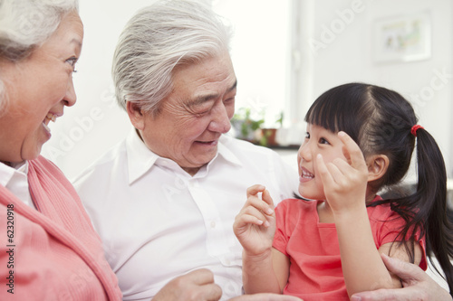 Cuadro en lienzo .Senior couple with granddaughter.