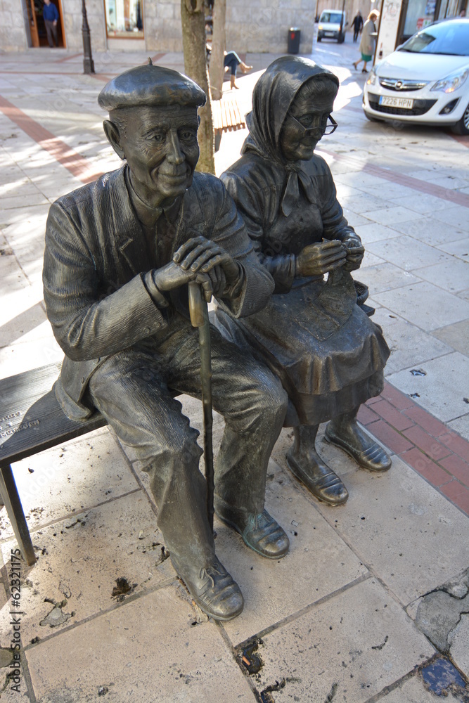 Estatua de pareja de ancianos en Burgos