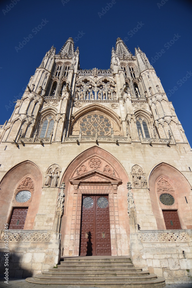fachada principal de catedral gotica en burgos