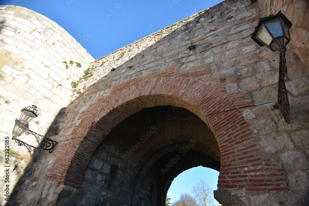 Detalle de arquitectura en arco de piedra y ladrillo en Burgos