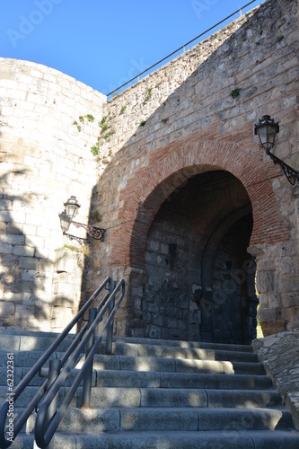 Arco en la muralla de Burgos, España, Camino de Santiago © uzkiland