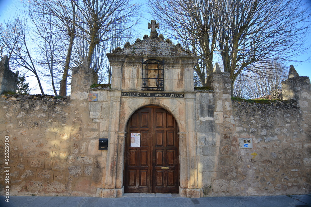 Muro y puerta de entrada a monasterio en Burgos, España