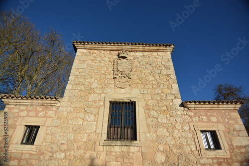 Edificio clasico de piedra con escudo heraldico, Burgos, España
