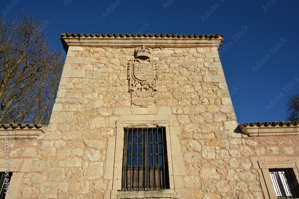 Casa señorial de piedra con escudo heraldico, burgos, España