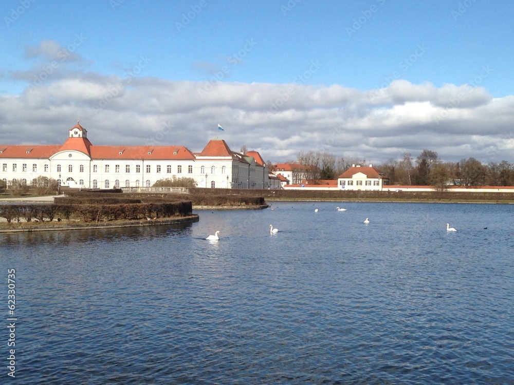 Obraz premium castello con lago e cigni