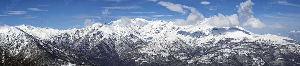 panoramica montagne innevate prealpi italiane