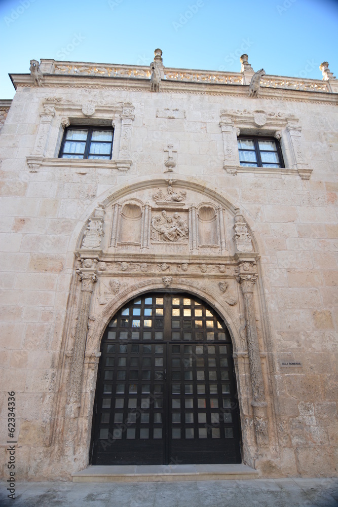 Edificio antiguo de piedra interior del campus en Burgos