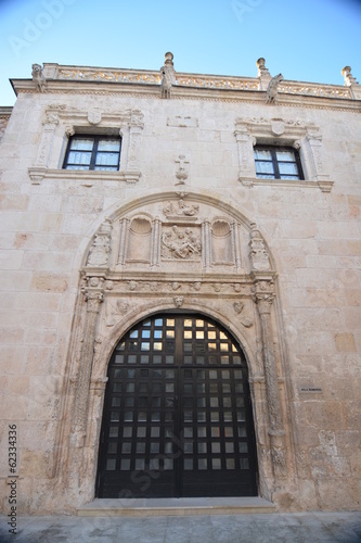 Edificio antiguo de piedra interior del campus en Burgos © uzkiland
