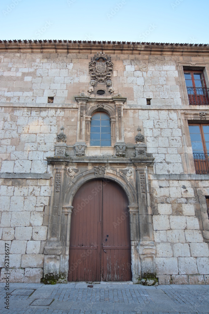 Puerta y fachada de piedra en Monasterio de Las Huelgas, Burgos