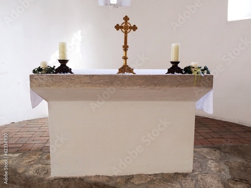 Schlichter Altar mit Kreuz in einer alten Kirche