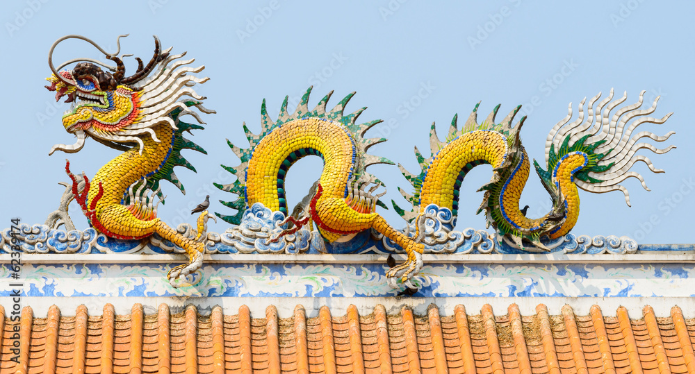 Fototapeta premium Chinese dragon on a temple's roof