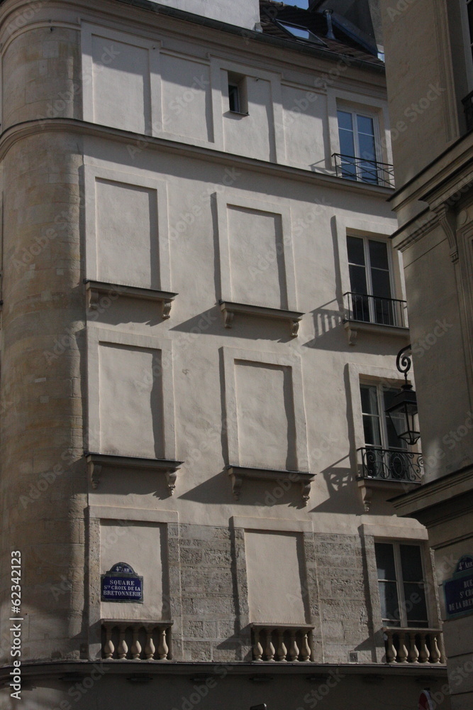 Façade d'immeuble parisien