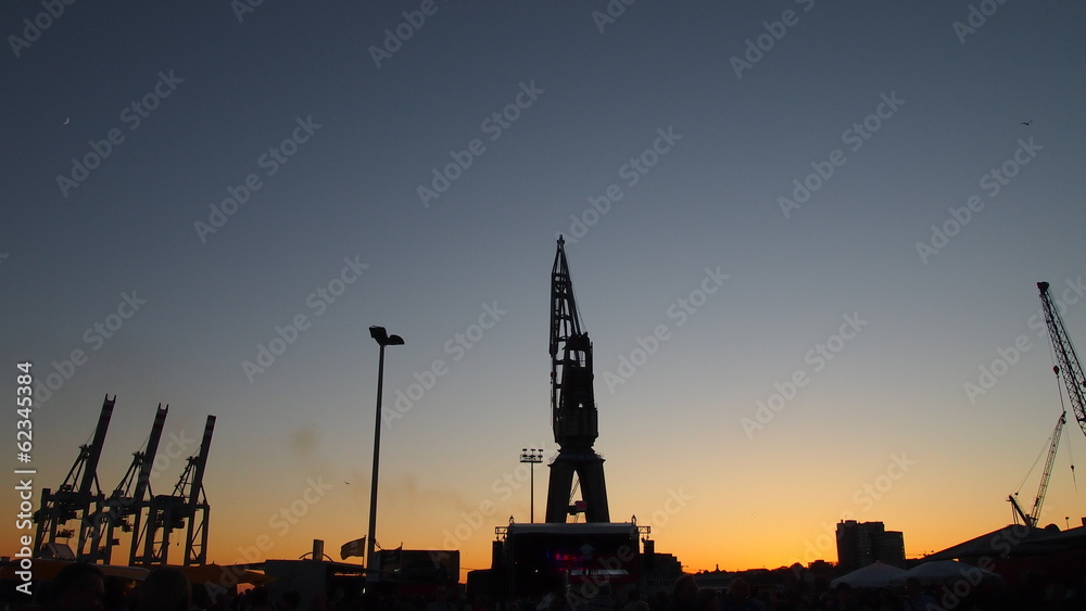 Obraz premium Hamburger Hafen am Abend