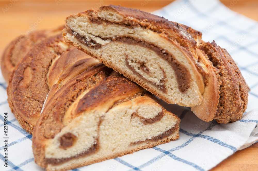 Hefezopf mit Nussfüllung