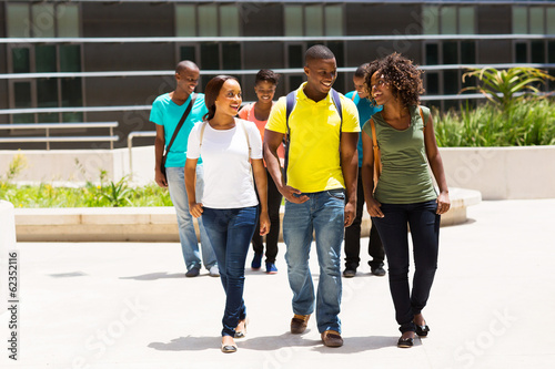 Fototapeta Naklejka Na Ścianę i Meble -  group of african american college students walking on campus