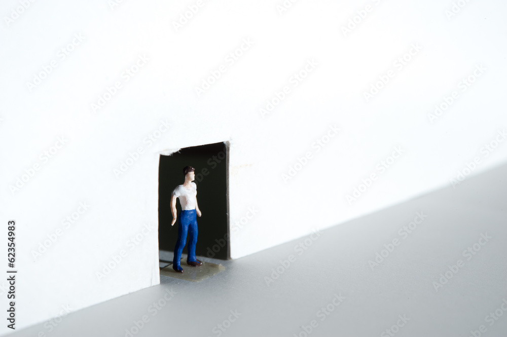 Fototapeta premium 開いた扉から光を受ける男性
