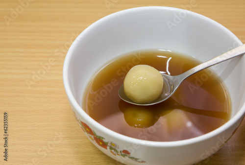 Sesame filled flour balls in ginger tea