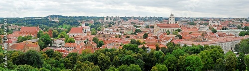 Obraz na płótnie View to the green Vilnius old city at summer time w salonie