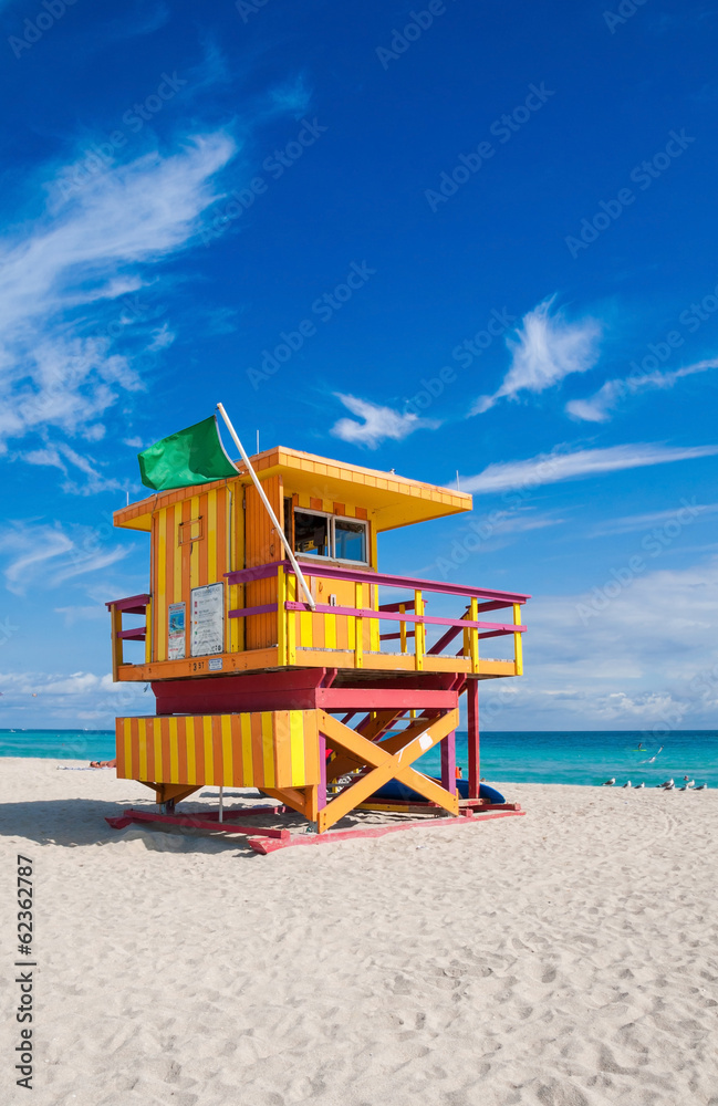 Fototapeta premium Kolorowe Lifeguard Tower w South Beach, Miami Beach na Florydzie