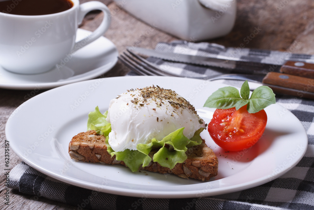 sandwich with poached egg and tomato