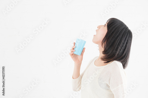 うがいをする女性