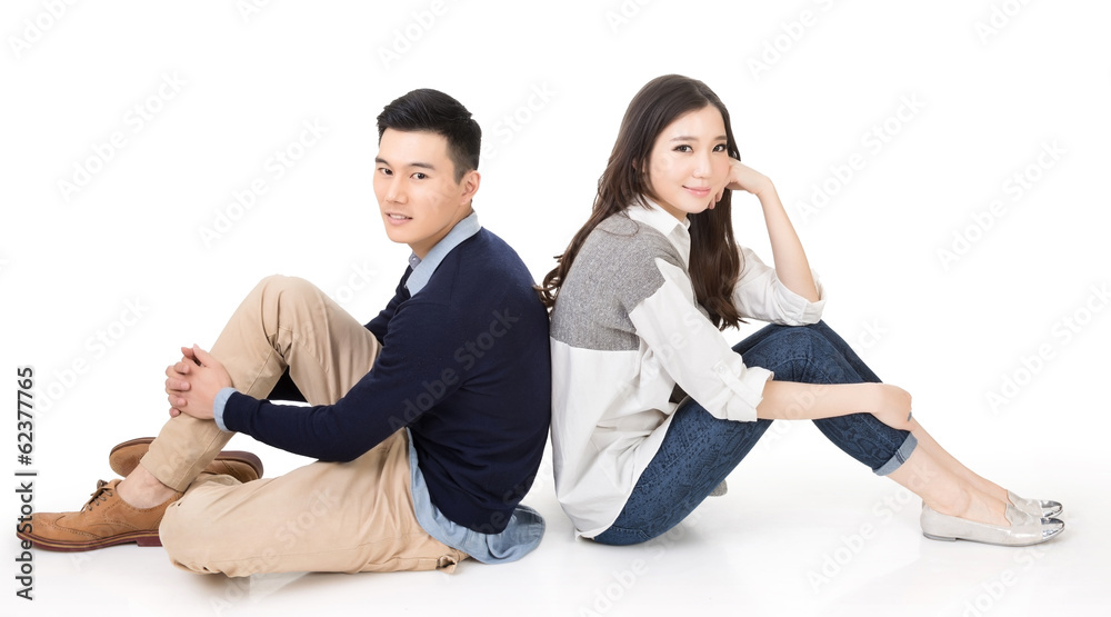 © ChenPG - Young Asian couple sit on ground © ChenPG - Young Asian couple sit on ground