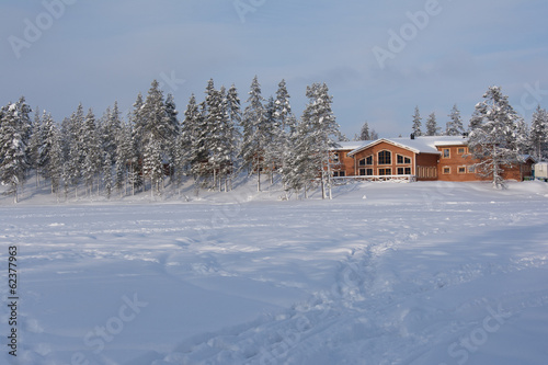 Lodge aan bevroren meer Lapland © fotoroodpad