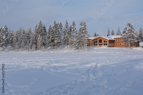 Lodge aan bevroren meer Lapland
