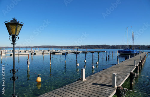 Am Steg in einem Segler Hafen Hafen am Starnberger See, Bayern