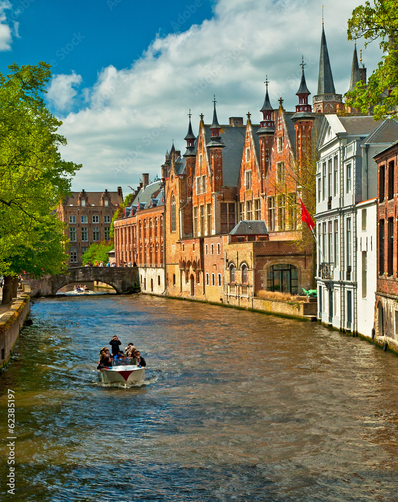 Fototapeta premium Domy wzdłuż kanałów w Brugii lub Brugii w Belgii