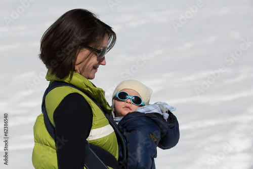 Avec bébé à la neige photo