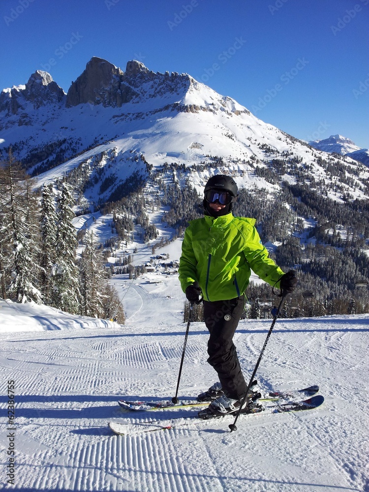 Giovane sciatore sulle piste delle Dolomiti