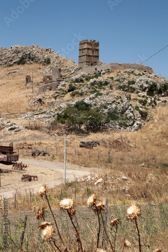 Gangi paesaggio roccioso con torre