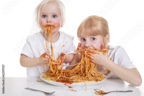 zwei Mädchen essen Spaghetti