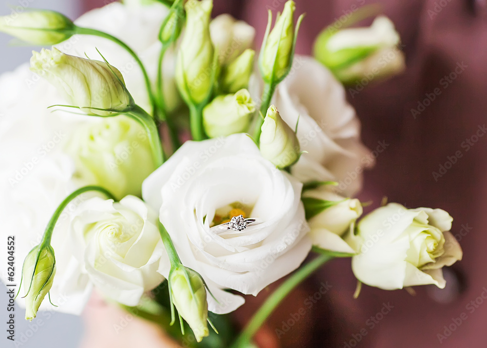 Obraz premium Man holding ring box and a bouquet of flowers
