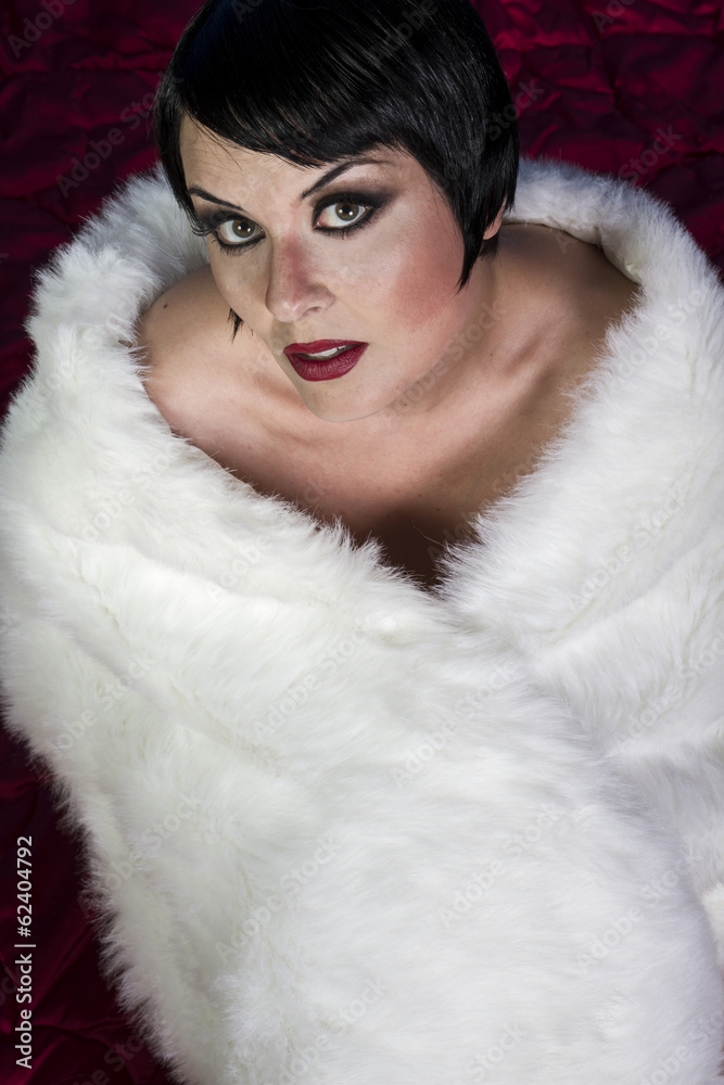Make up, beautiful sexy brunette woman dressed in 20s style, hai Make up, beautiful sexy brunette woman dressed in 20s style, hai