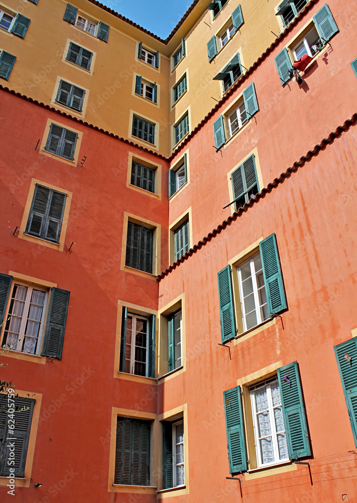 immeuble coloré style méditerranéen