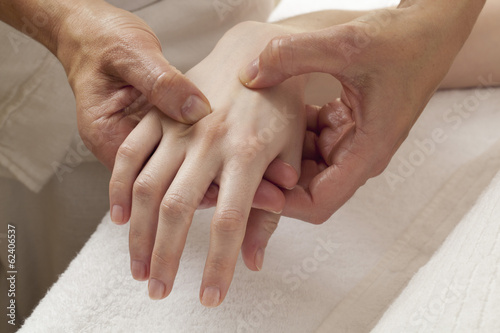 shiatsu massage on hands for arthrosis