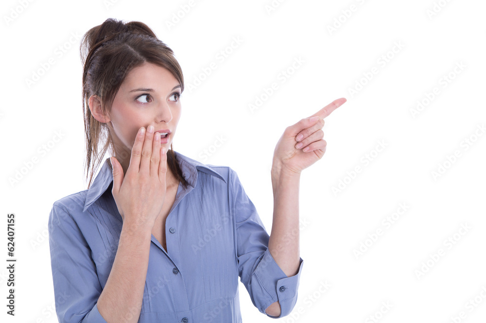 Junge schockierte Frau in Blau zeigt mit dem Zeigefinger Junge schockierte Frau in Blau zeigt mit dem Zeigefinger