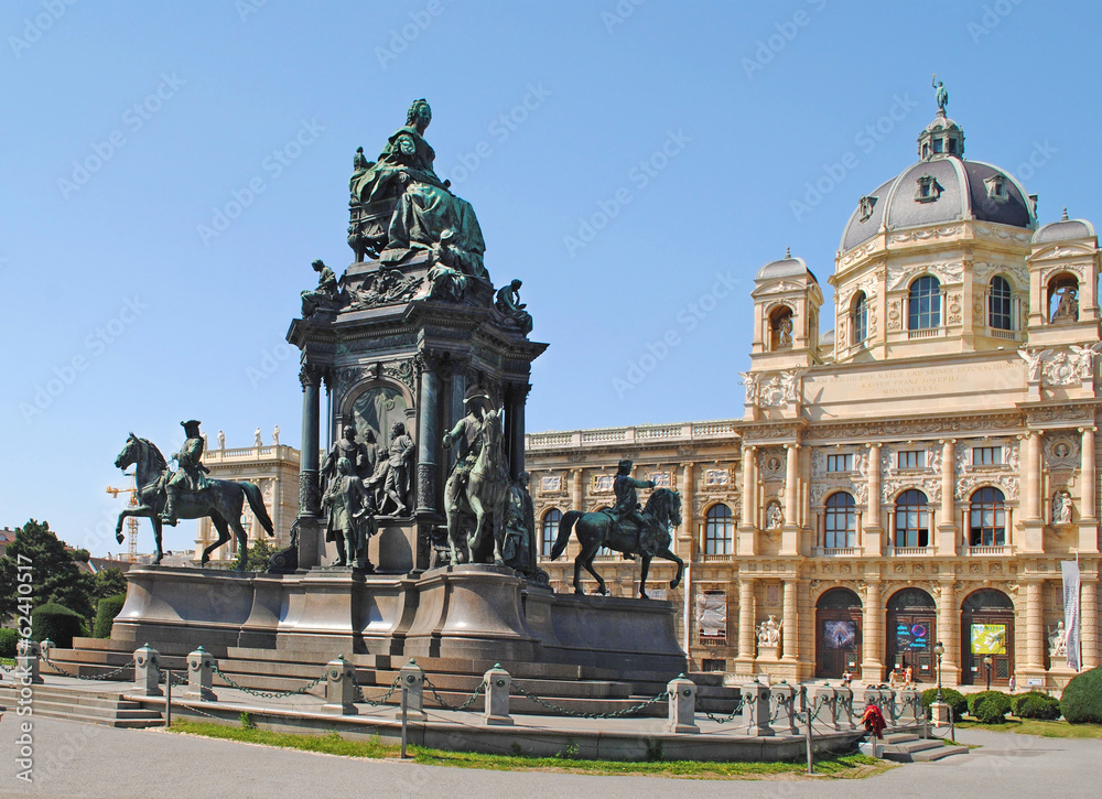 VIENNA – AUGUST 8: Maria-Theresien-Den kmal - Maria Theresia m