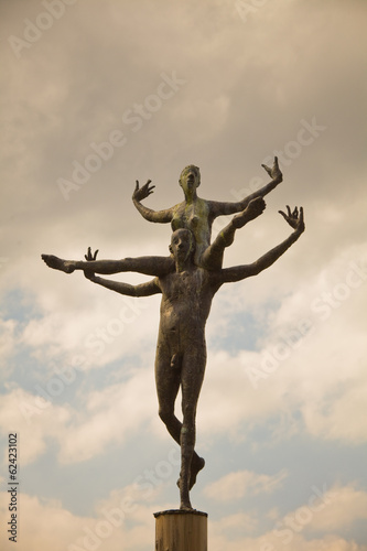 Yoga auf dem Nacken des Mannes photo