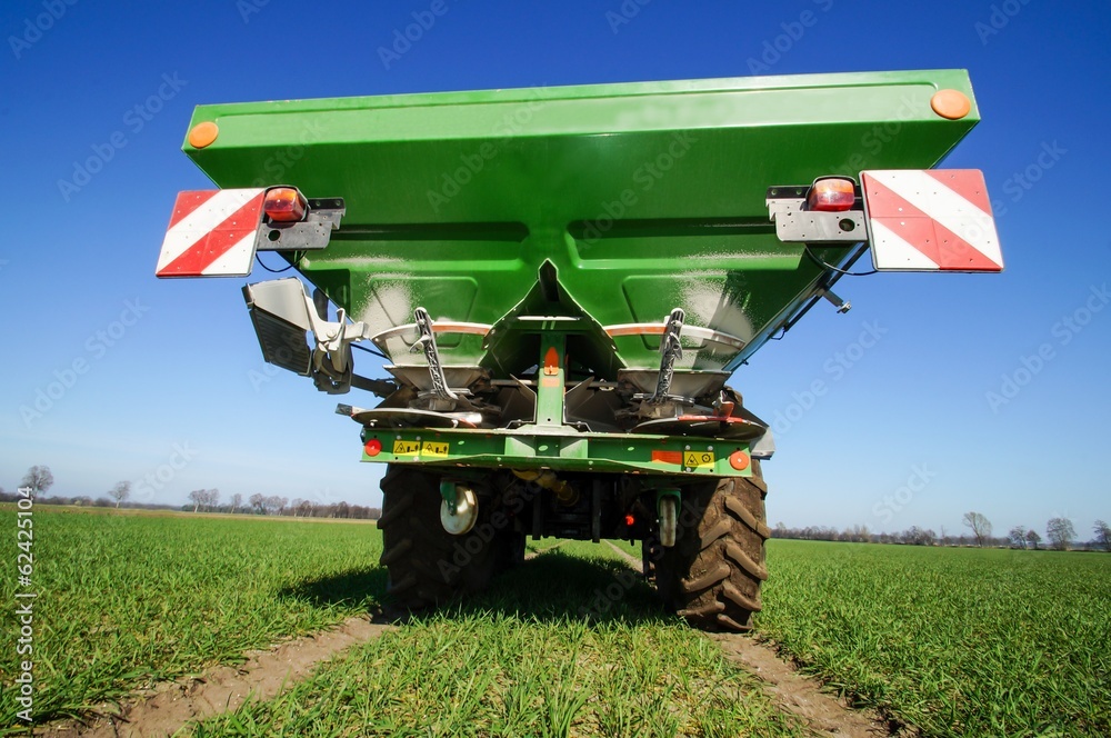 Obraz premium Düngerstreuer, Düngung von Getreide