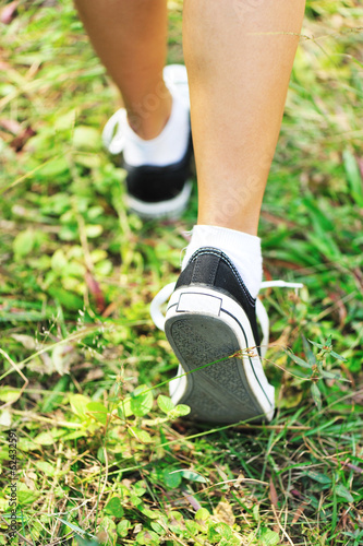 runner feet running on green grass
