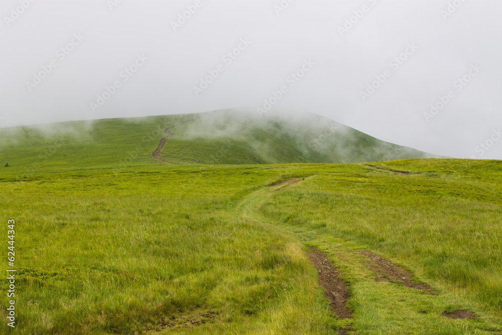 Obraz premium misty mountain road