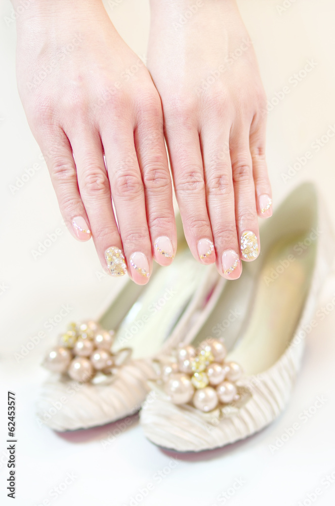 Naklejka premium ネイルアートの手とパンプス