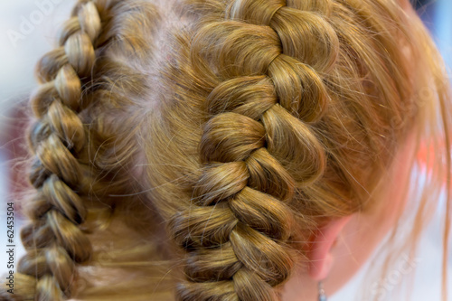 Hairdresser makes braids