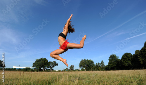 Frau beim outdoor sport © bevisphoto